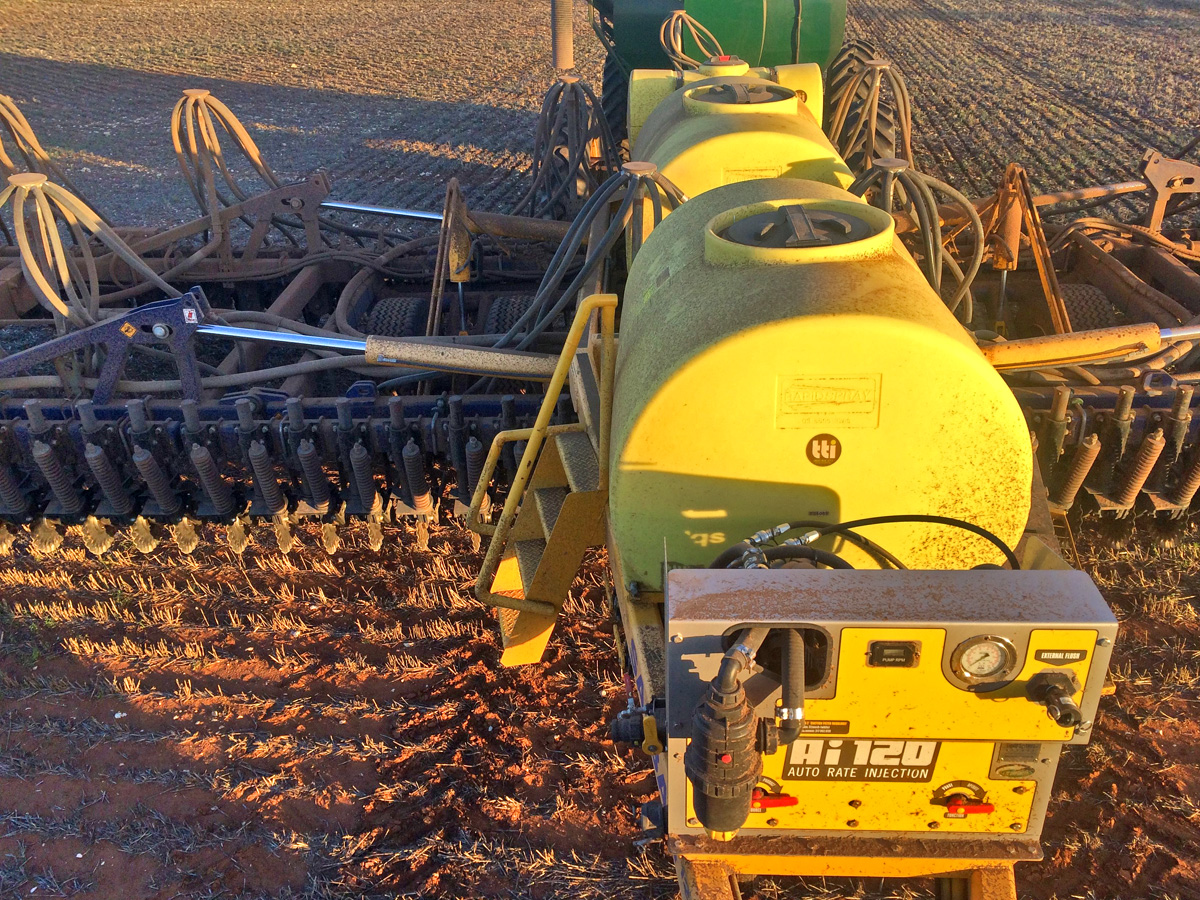A neat liquid conversion on the SA Bar Disc Seeder. Two 1500 Lt Tanks and one 300Lt tank at the back.